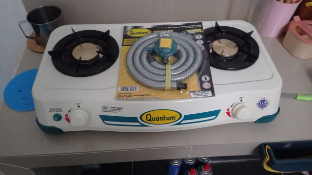Paket Quantum Kompor Gas 2 Tungku Qgc 201 Dep Dan Selang Regulator Gas Qrl 142