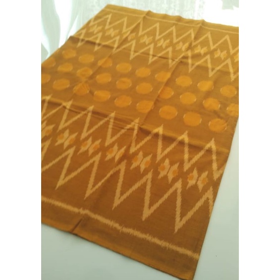 Tenun Ikat ATBM Kediri, kain warna Kunyit yang sangat cocok untuk semua warna kulit