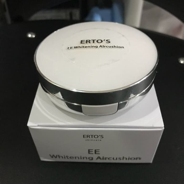 [ORI] Bedak EE Whitening Aircushion Foundation Wajah dengan Tekstur Lembut Menutupi Flek Noda Hitam di Wajah - Gratis Spons Bedak dalam Kemasan