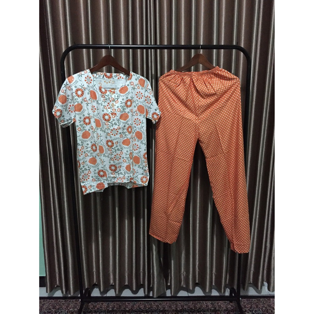 setelan baju tidur celana panjang warna motif bunga kecil setelan baju tidur celana panjang warna motif bunga kecil