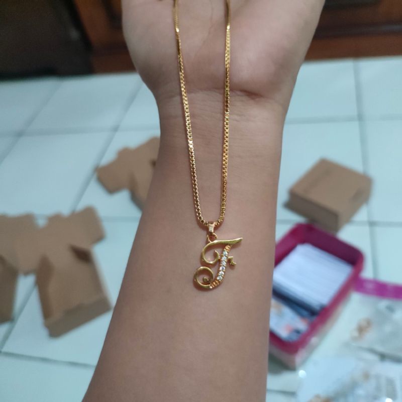 kalung liontin huruf F anti karat yaxiya