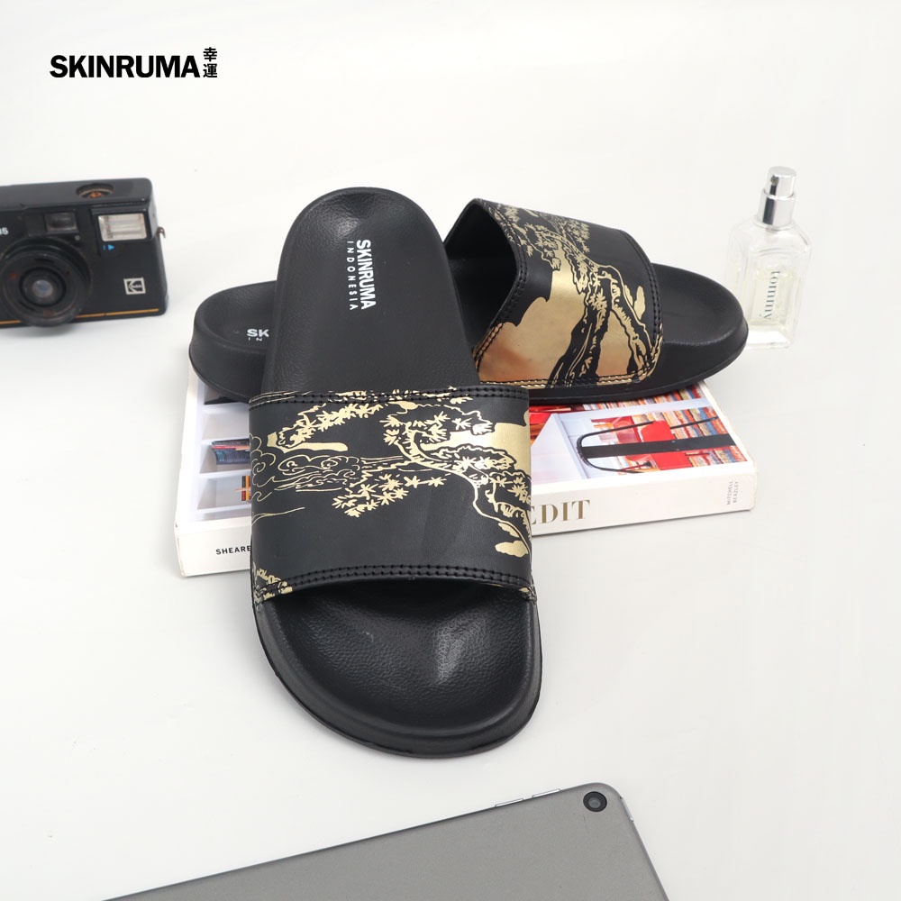 Sendal Selop Casual Pria SKINRUMA Original Pyschic Tree Hitam Gold / Sendal Slide Pria / Sendal Slip On Pria