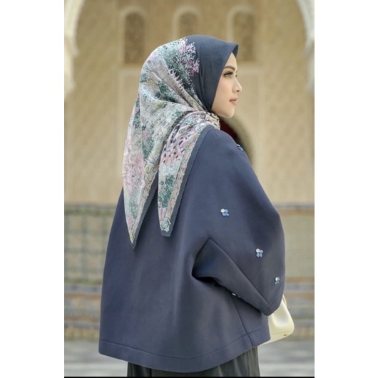 NEW WITH TAG  THE SEVILLA BUTTONSCARVES MIDNIGHT 90x90