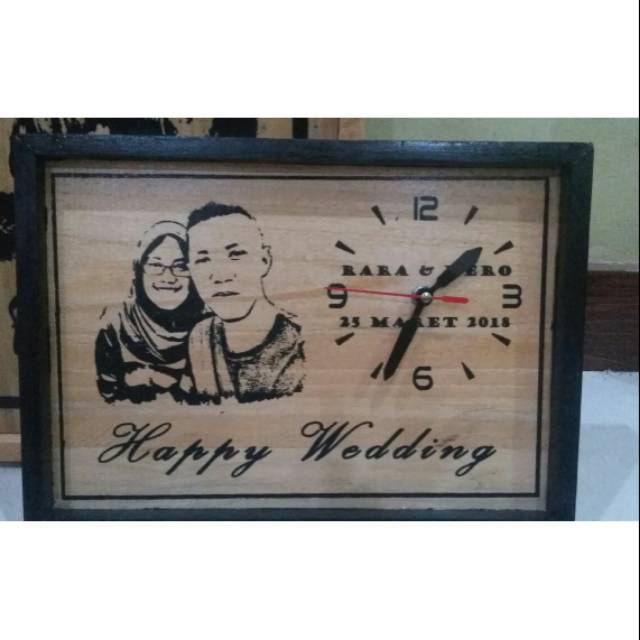 Siluet wajah & jam dinding kayu