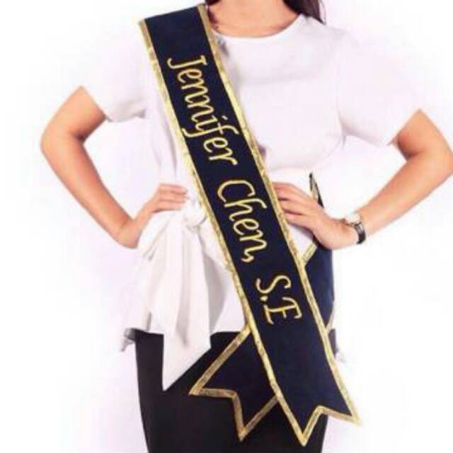 SELEMPANG NAMA / SASH BLUDRU LIST PITA / SELEMPANG WISUDA BAHAN BLUDRU HITAM LIST PITA GOLD