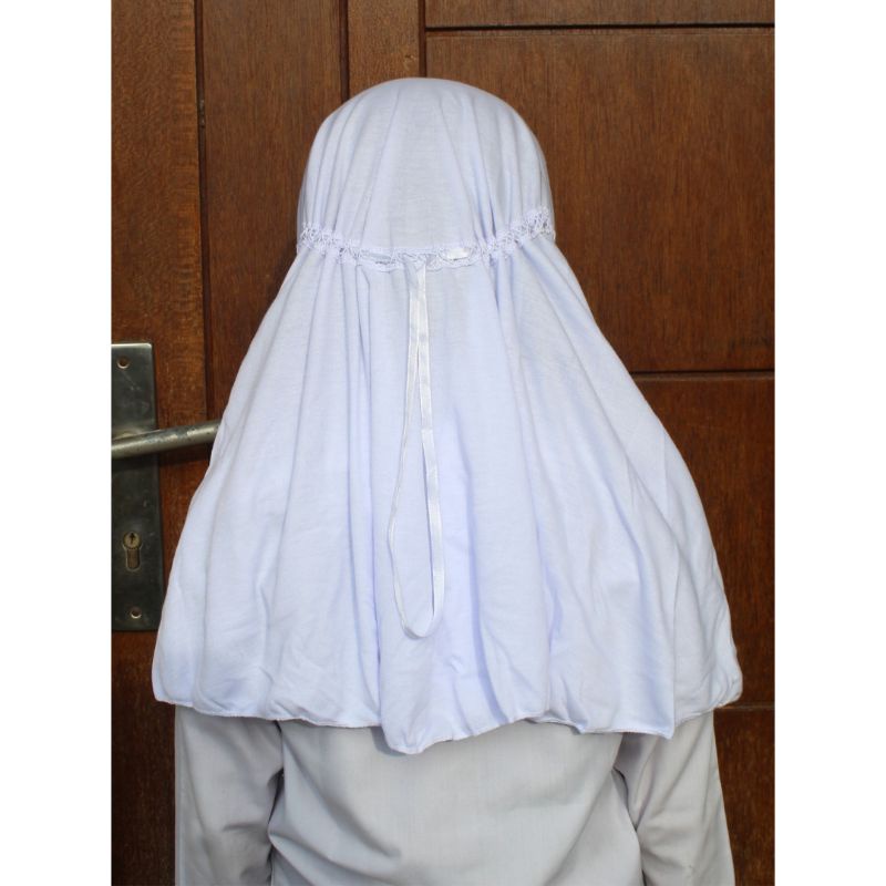 Kerudung pramuka dan kerudung putih