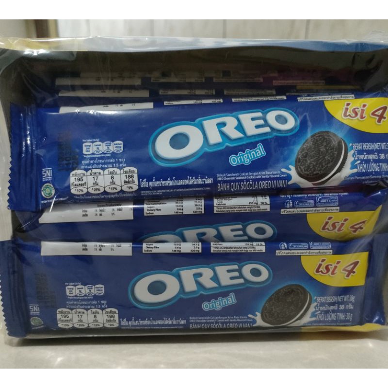 oreo biskuit sandwich coklat dengan krim kotak