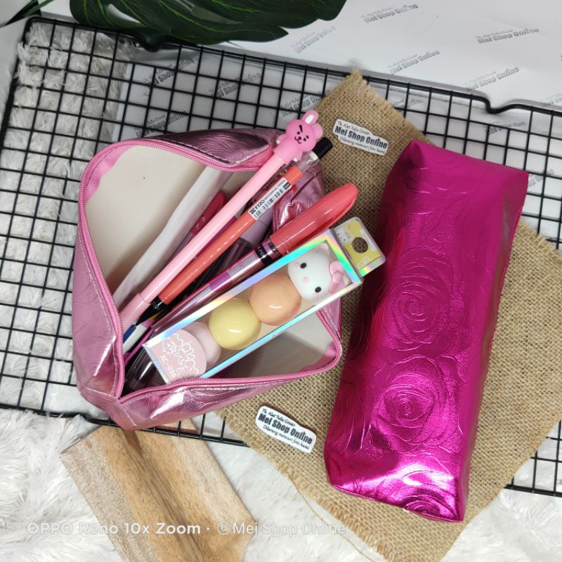 

Tempat Pensil Kain Metalik Emboss Rose MUAT BANYAK