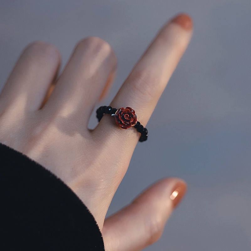 Cincin Manik-Manik Bentuk Bunga Mawar Warna Hitam Gaya Retro