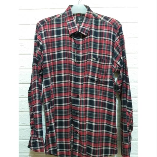 Kemeja flanel Quiksilver premium . Lembut dan nyaman untuk di pakai harian