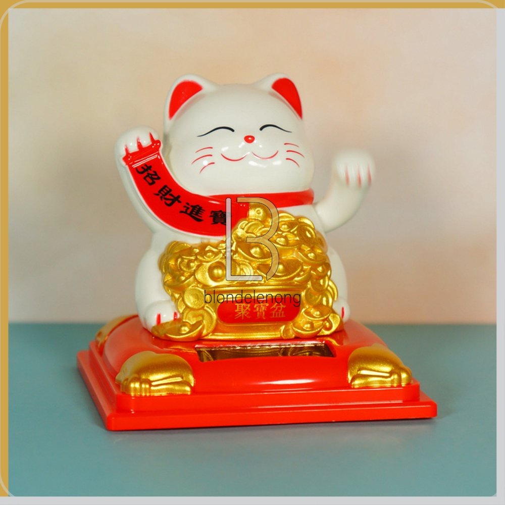 Patung Pajangan Boneka Hiasan Kucing Panggil Hoki Lucky Cat Maneki Neko Maneko Neki Keberuntungan Rejeki China Cina Jepang Tangan Goyang Gerak Solar Cell Cahaya Sinar Tanpa Baterai Batrai Batre Dashboard Mobil Meja Kasir Toko Cafe Ukuran Kecil Mini Lucu