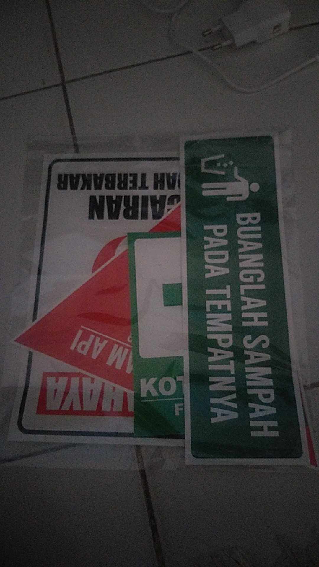 Sticker Waterproof Penunjuk Alat Pemadam Api Apar Segitiga 23x23cm Rambu K3