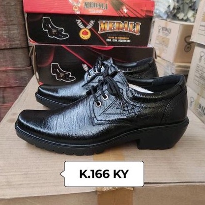 Sepatu kulit pria Medali tali hidup tampil lebih keren