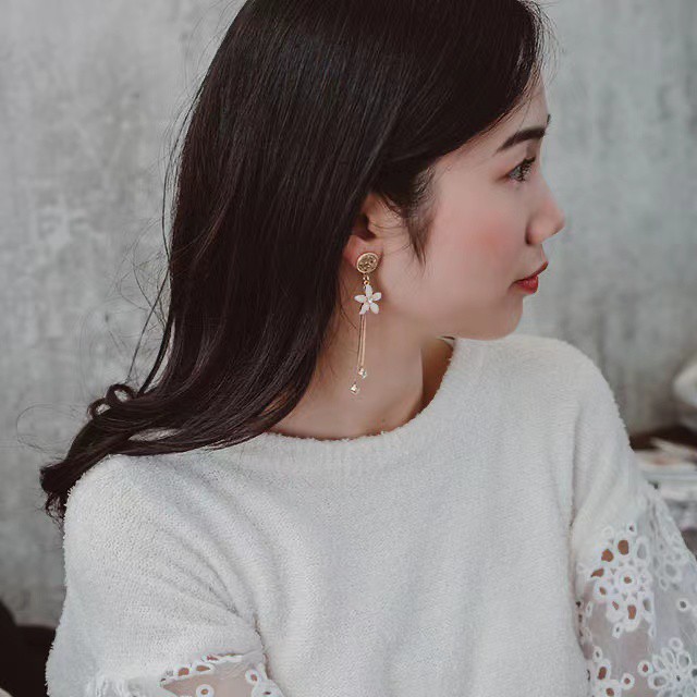 Anting Gantung Panjang Desain Bunga Hias Rumbai Gaya Korea Elegan untuk Wanita