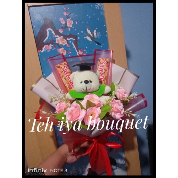 

BUKET BONEKA WISUDA MURAH MERIAH