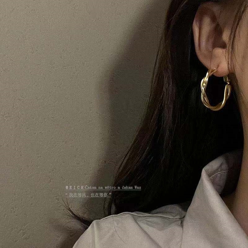 Anting Tusuk Model Twist Gaya Korea Untuk Wanita