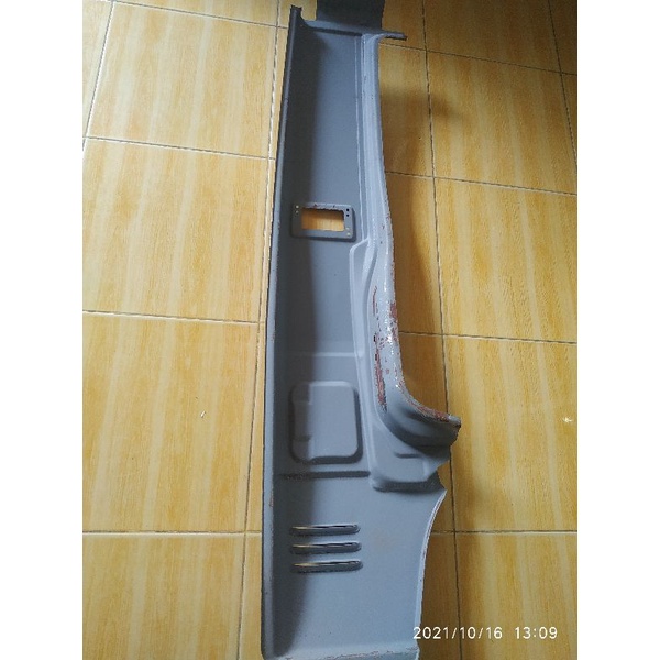 Pilar belakang Mitsubishi L300 sebelah kiri