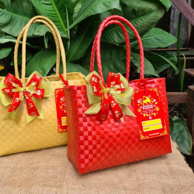 

TAS HAMPERS UNTUK IMLEK - TAS ANYAM PLASTIK + KARTU + PITA