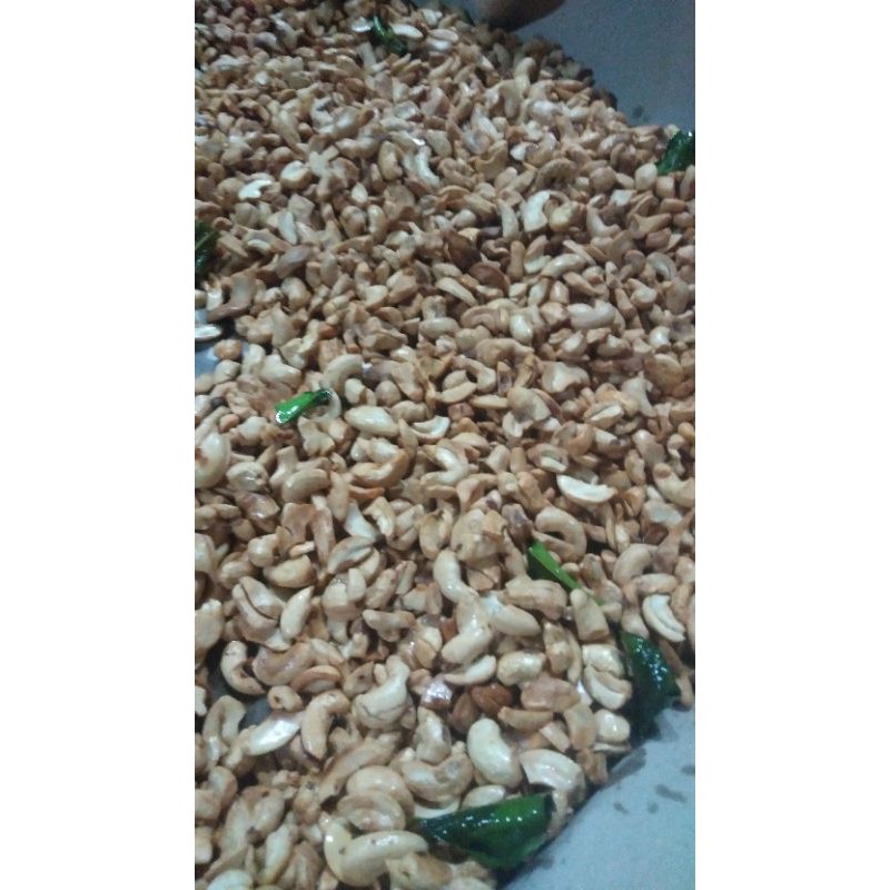 

kacang mete hancur