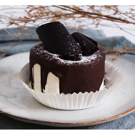 

Kue Ulang Tahun Black Forest Black Roll - Mini Cake Apple Donut Bakery