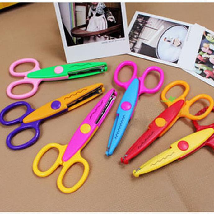 

Jual Gunting Zig-Zag Warna-Warni Murah