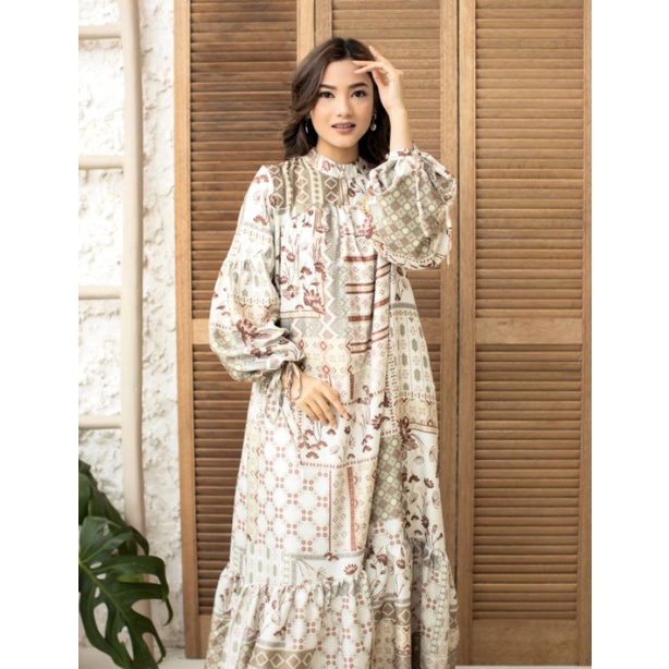 Amanda dress wearing klamby latte size M : reject minor serat benang