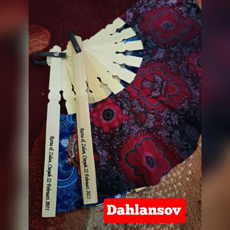 sablon nama souvenir pernikahan kipas batik sedang kemas plastik