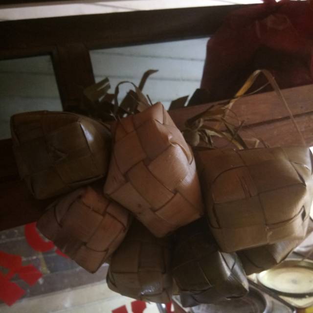 

KETUPAT MATANG Isi 10 BESAR