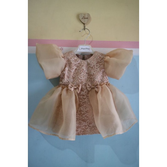 Gaun bayi brokat  organza lucu cream nude