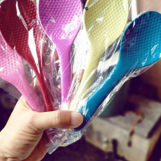 SOUVENIR PERNIKAHAN CENTONG NASI KEMAS PLASTIK. ISI 100PCS