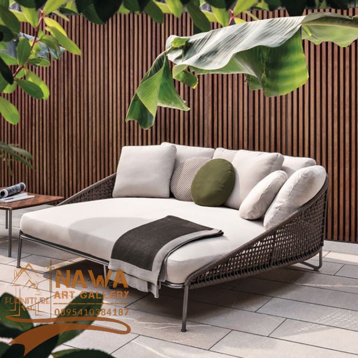 Daybed jumbo kaki besi rotan sintetis tempat tidur rotan