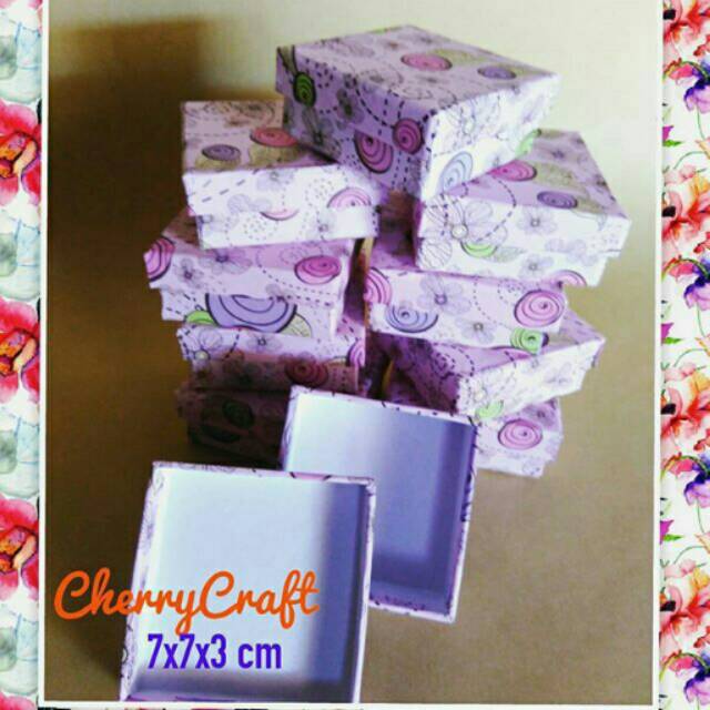 

Kotak Kado Shabby Chic/ kotak kado cantik ukuran 7x7x3 cm lapisan dalam