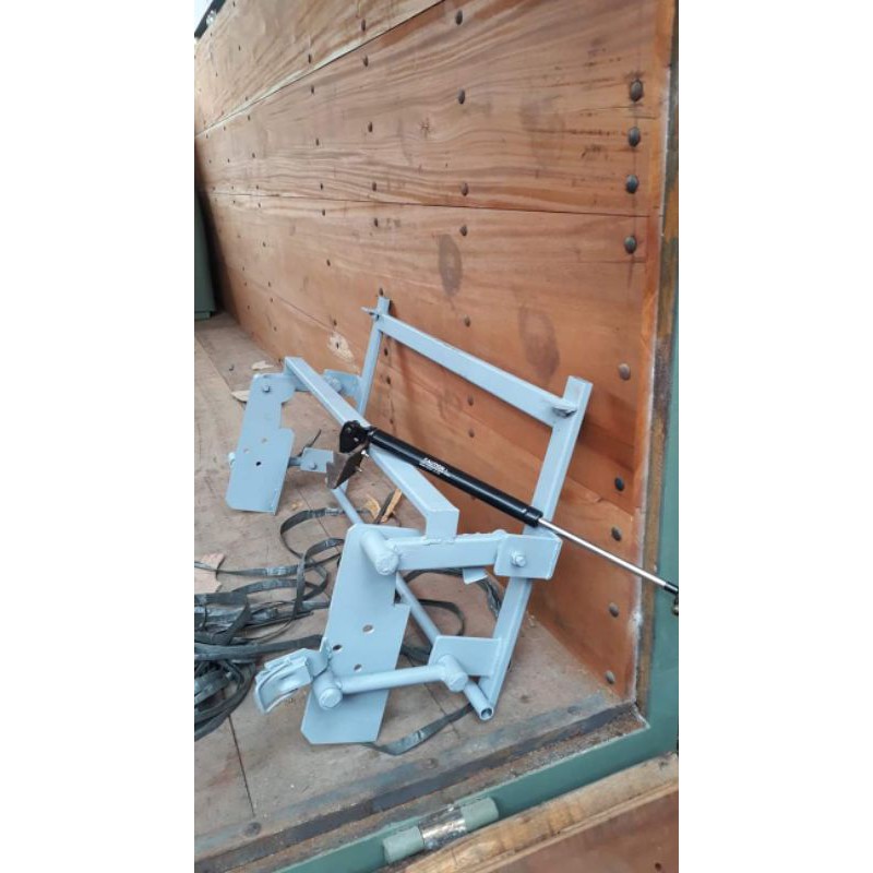 Engsel jungkit bemper depan hidrolik