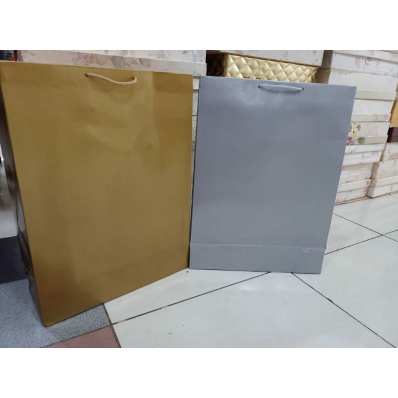 

paper bag xl gold dan silver isi 12 pcs bahaan super tebal(32*12*42)