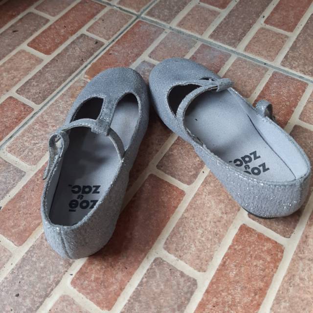 Preloved sepatu anak perempuan  zoe & zac by payless