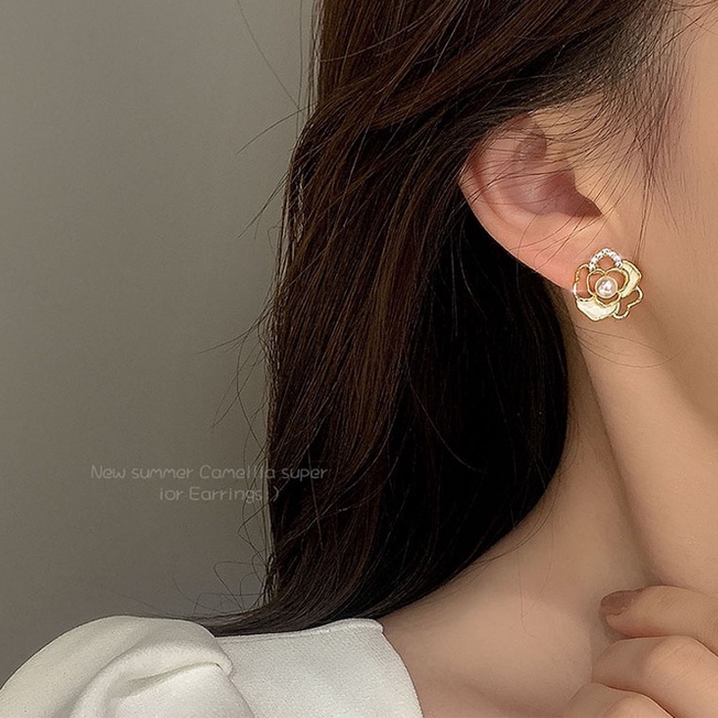 Anting stud Desain camellia Aksen Mutiara Gaya Korea Untuk Wanita