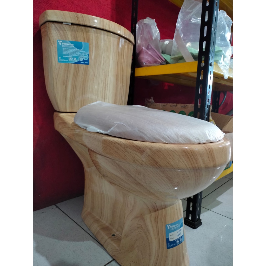 Kloset Duduk Motif Kayu