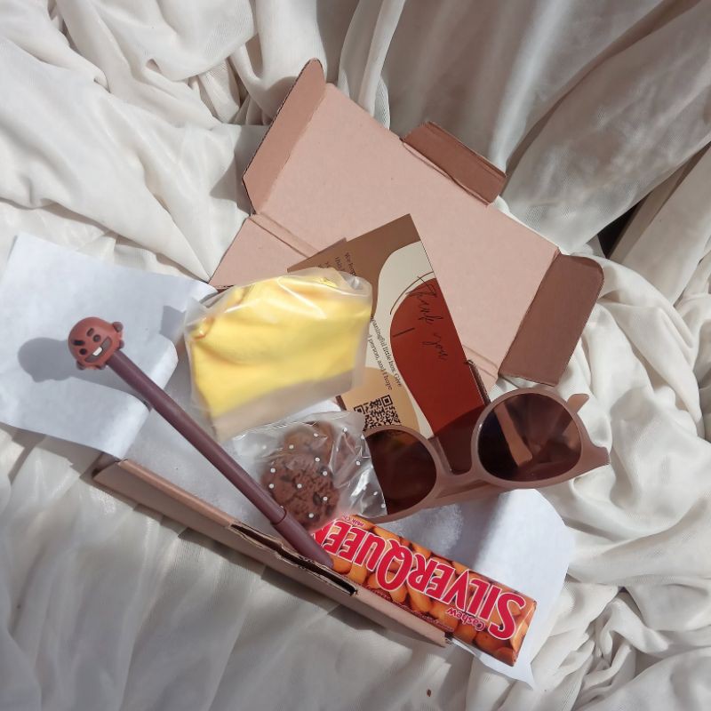 

box hampers kaoskaki pulpen cookies kacamata coklat /box aesthetic /hampers /box murah/gift box