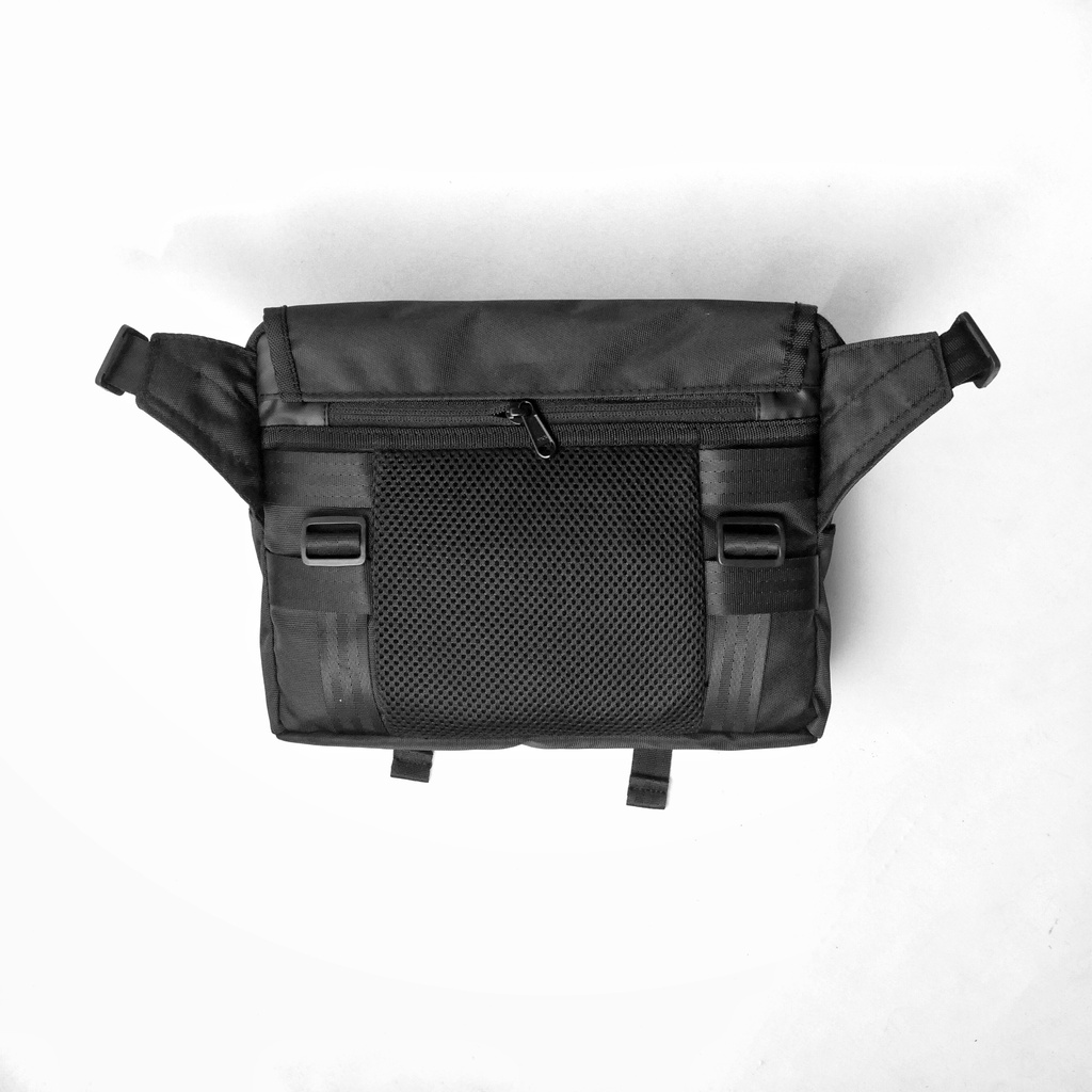 Sidekick Project BEHOLD Sling Bag Pria Warna Hitam  Bahan Polyester Ukuran 20 x 26 x 7 CM Organizer Tas Selempang HP Dompet