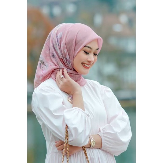 Buttonscarves x Indah Nada Puspita The Nada series - La (pink)