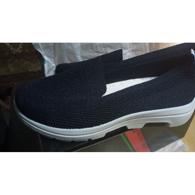 SEPATU SPORT SNEAKERS TANPA TALI WANITA