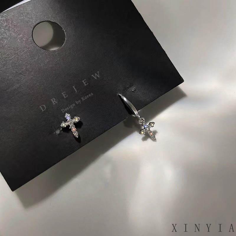 Anting Stud Asimetris Desain Salib Aksen Berlian Kilau