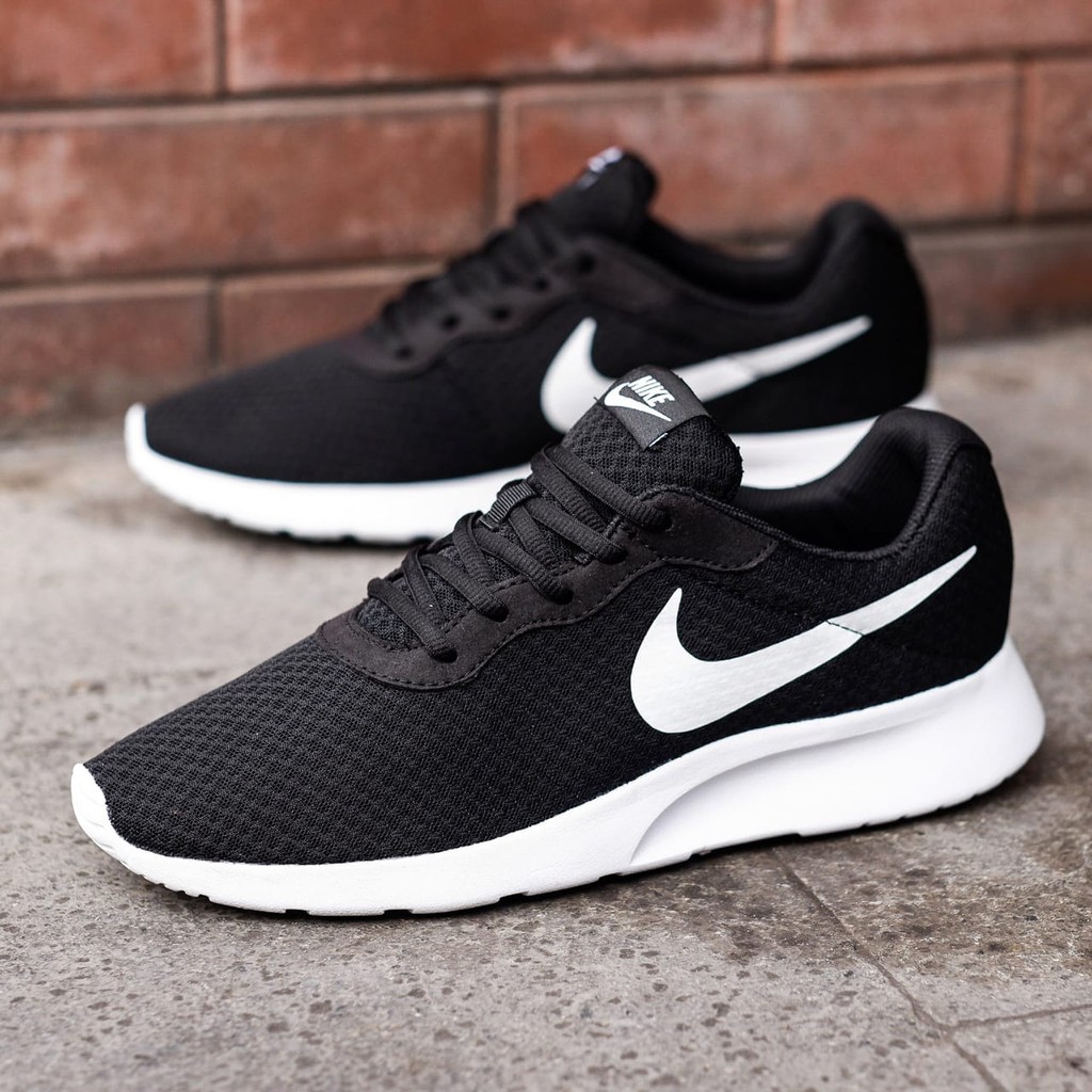 nike tanjun trainers black and white