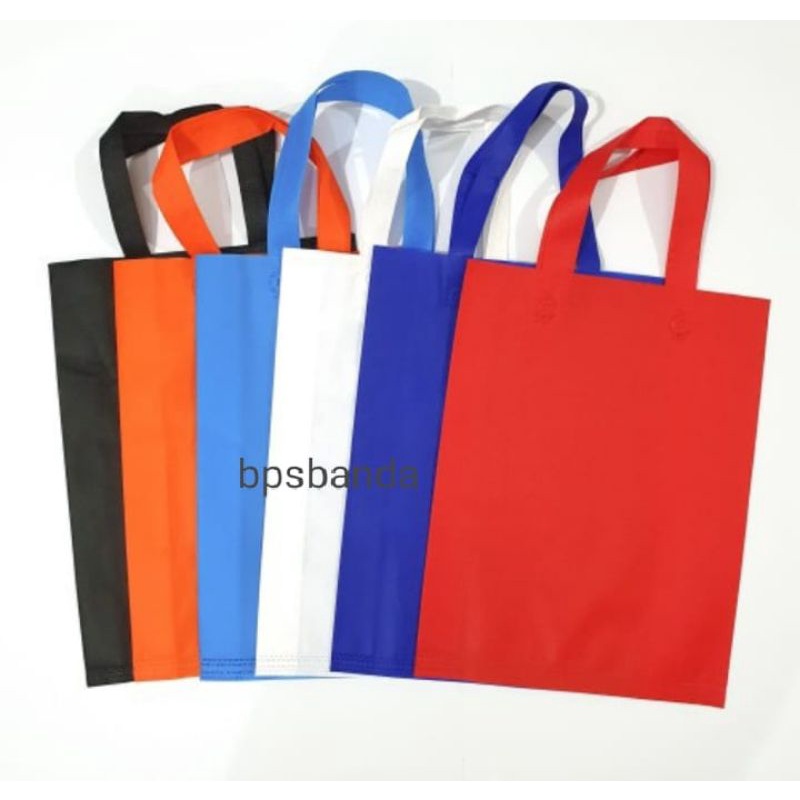 

TAS SPUNBOND / KAIN UKURAN 38×45 cm (BAHAN BISA DI SABLON) ISI 12 PCS