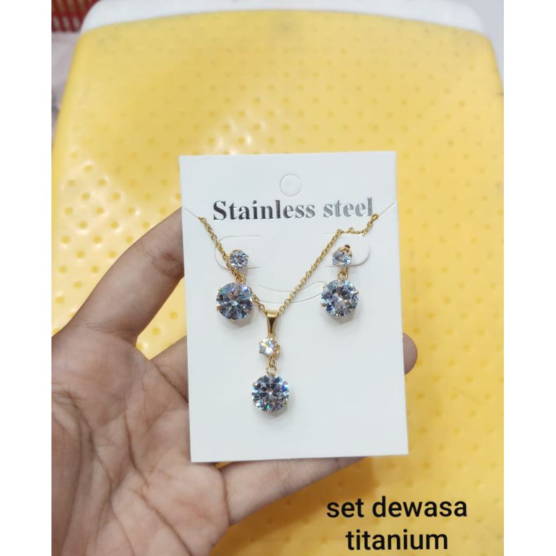 KALUNG TITANIUM WANITA SET ANTING WARNA EMAS-KALUNG TITANIUM WANITA ZIRCON BAGUS WARNA EMAS