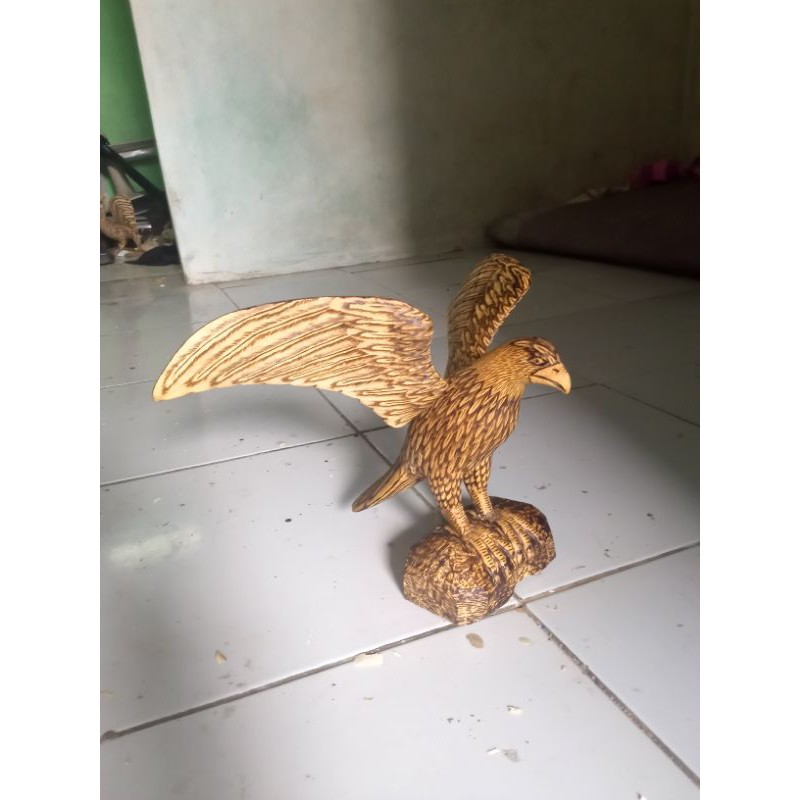 patung burung elang