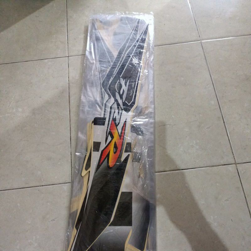 striping stiker les body fiz r 2002 putih hitam