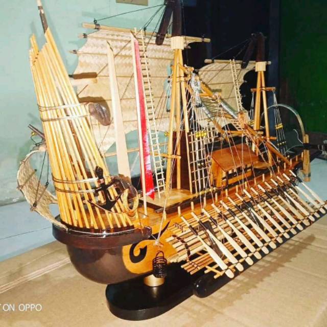 Miniatur Kapal  Perang Majapahit Souvenir Pajangan UNIK 