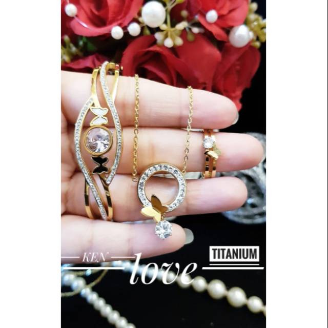 Titanium set mata putih