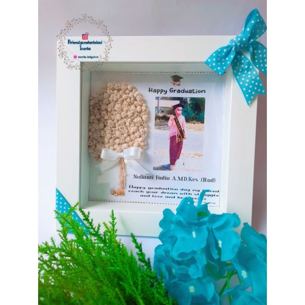 

Frame 3D 20x20cm bucket wisuda Kado Wisuda/Kado Ulang Tahun/Kado Wedding/Kado Anniversary